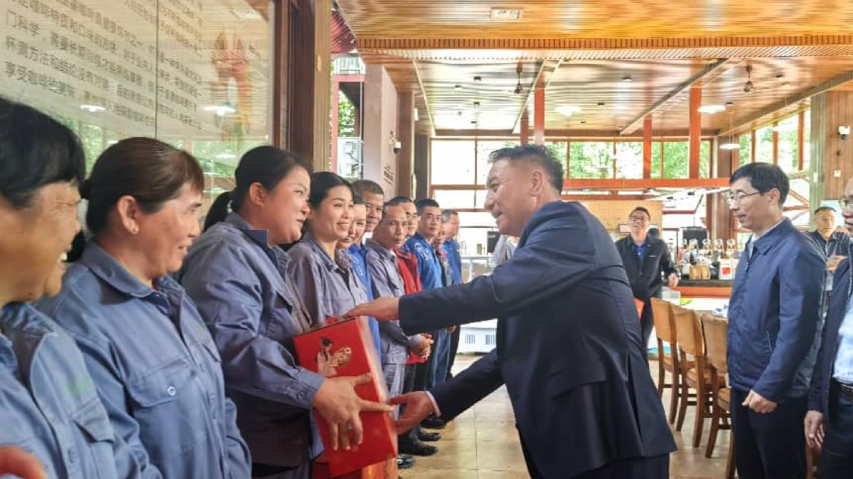 全国总工会慰问团赴海南兴科公司开展送温暖活动